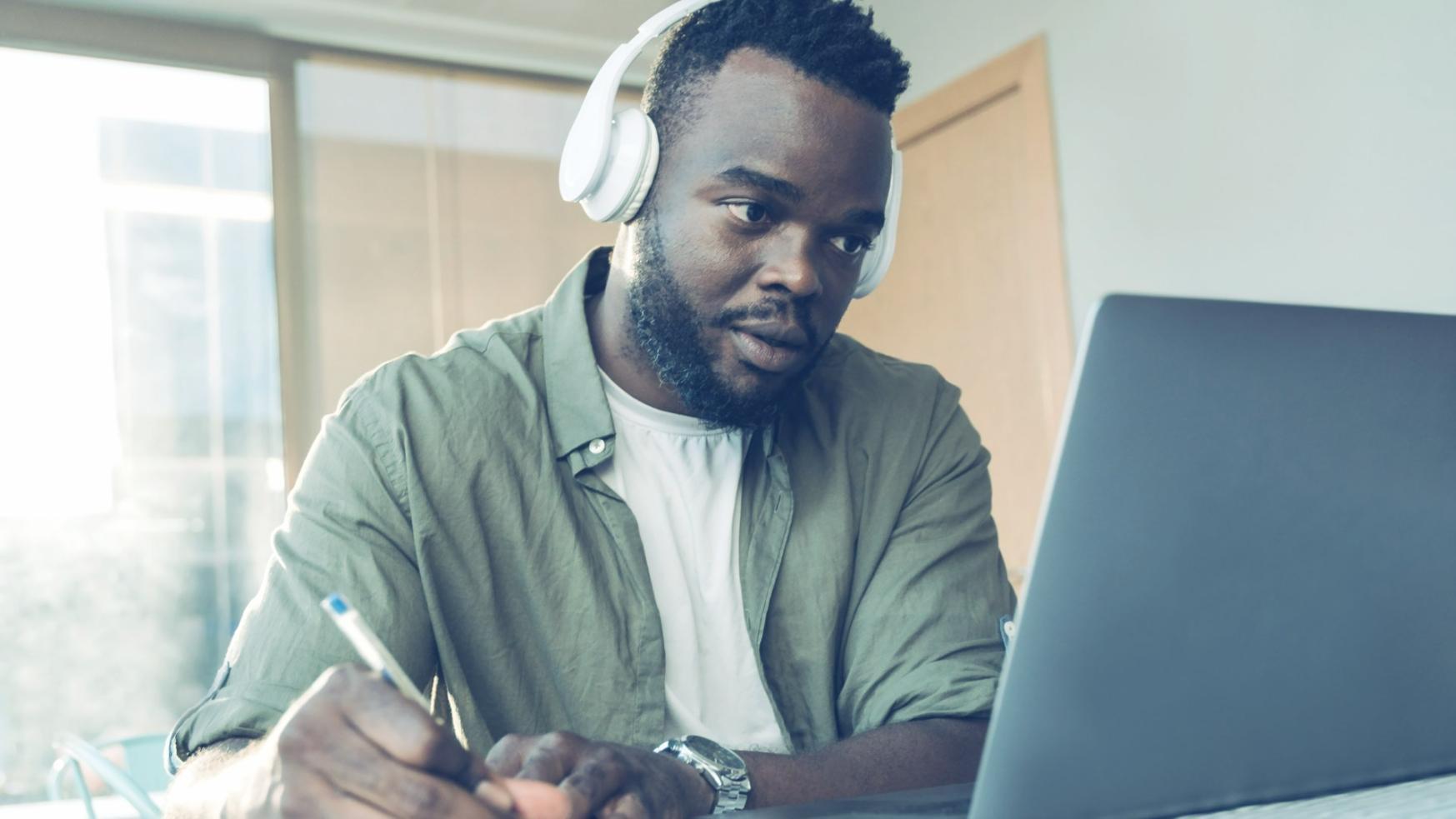 Εργασία από το σπίτι με υπολογιστή και ήσυχο περιβάλλον